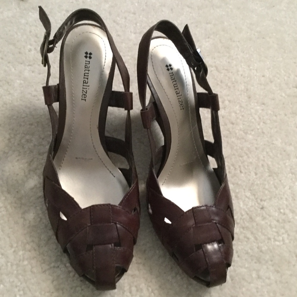 Naturalized Size 8 Brown. Elegant shoes.